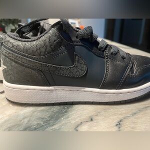 Nike Air Jordan 1 SE LOW BOYS black tennis shoes